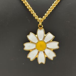 Sarah Coventry Daisy Pendant Necklace - 14 in chain - vintage - Signed